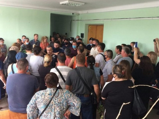 На Одесчине взбунтовавшиеся против карантина местные жители захватили здание райадминистрации. ФОТО