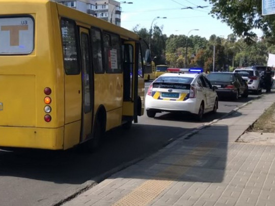В Киеве из-за невнимательного водителя маршрутки снова пострадала пассажирка. Очевидцы рассказывают, что выходившей из салона пожилой женщине зажало руку дверью. 