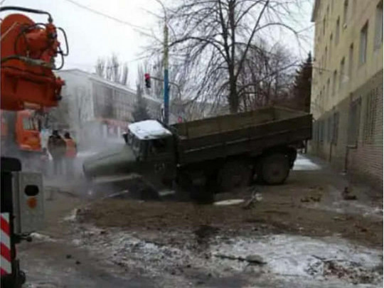 "Выскакивали как ошпаренные": в Луганске грузовик с оккупантами попал в ЧП