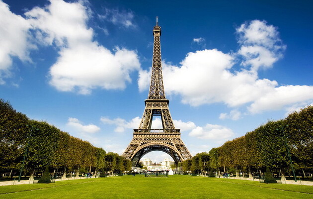 У Парижі продадуть оригінальну частину Ейфелевої вежі