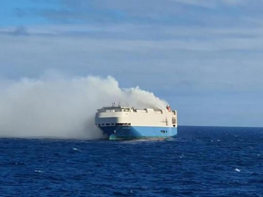Корабель-примара: в Атлантичному океані дрейфує покинуте палаюче судно з автомобілями Porsche