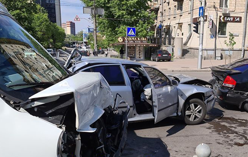 У Києві мікроавтобус на швидкості протаранив два авто і тягнув їх десятки метрів. ВІДЕО