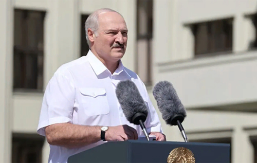 Лукашенко пытался запугать бюджетников: НАТОвские войска "лязгают гусеницами" у границ Беларуси, а Литва, Польша и Украина приказывают провести новые выборы
