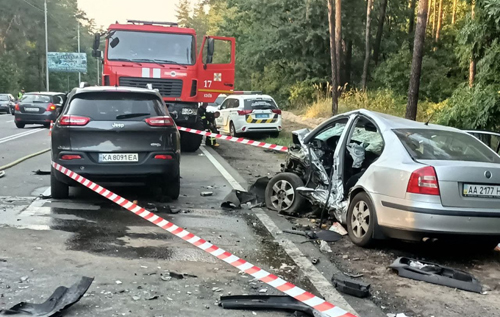 Дев'ять автомобілів потрапили у ДТП у Києві, госпіталізовано п’ятьох людей. ВІДЕО