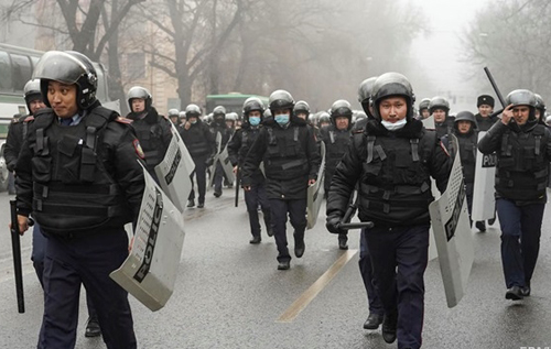 В Казахстане задержали 3,7 тысяч человек. В страну продолжают прибывать иностранные военные
