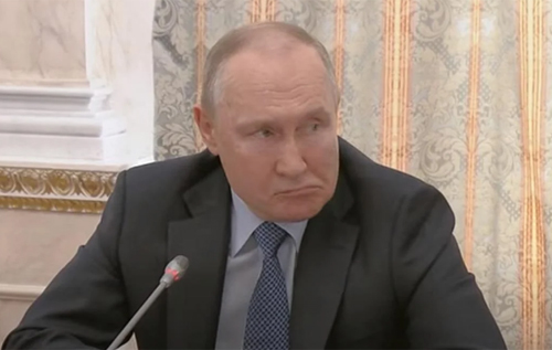"Він десь за кордоном!": нервово заїкаючись, Путін видав черговий фейк про Залужного. ВІДЕО