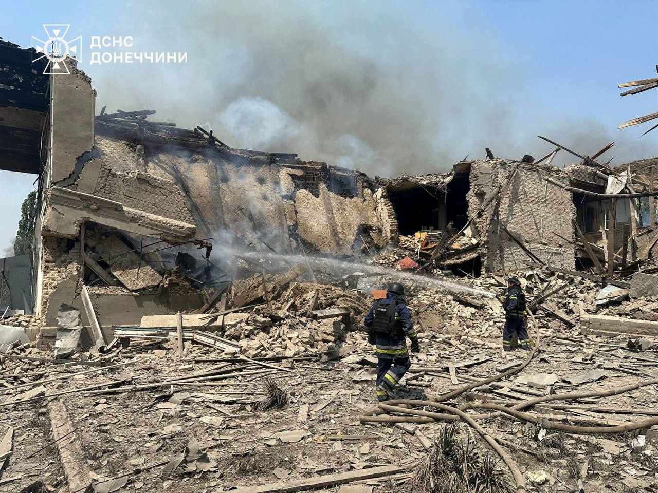 У Костянтинівці окупанти вдарили по адмінбудівлі: загинула одна людина