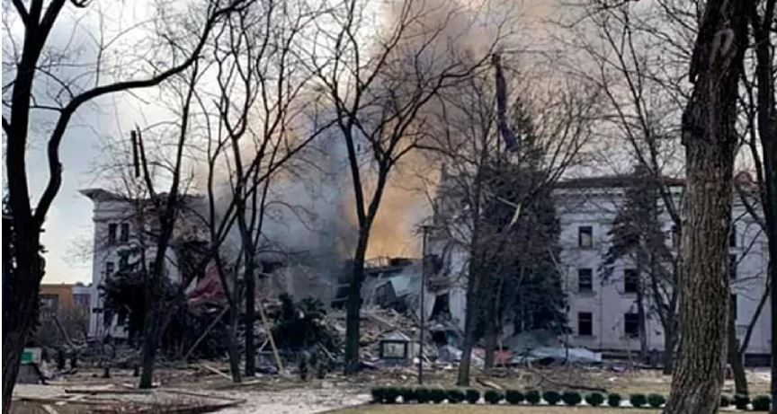 У Маріуполі окупанти відкривають драмтеатр, де загинули люди