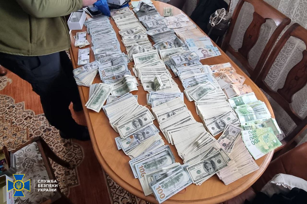 СБУ викрила схему ухилення від мобілізації на Дніпровщині: у голови ВЛК знайшли 300 тисяч доларів