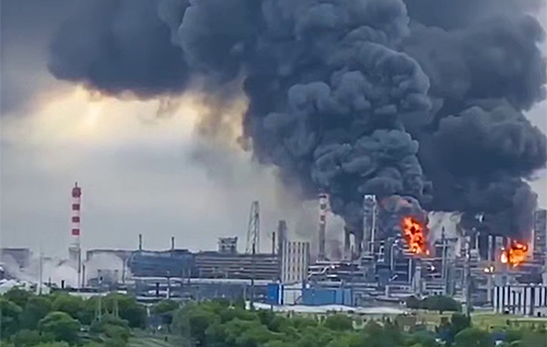 "Час цю війну завершувати": Зеленський підтвердив атаку на Московський НПЗ. ВІДЕО