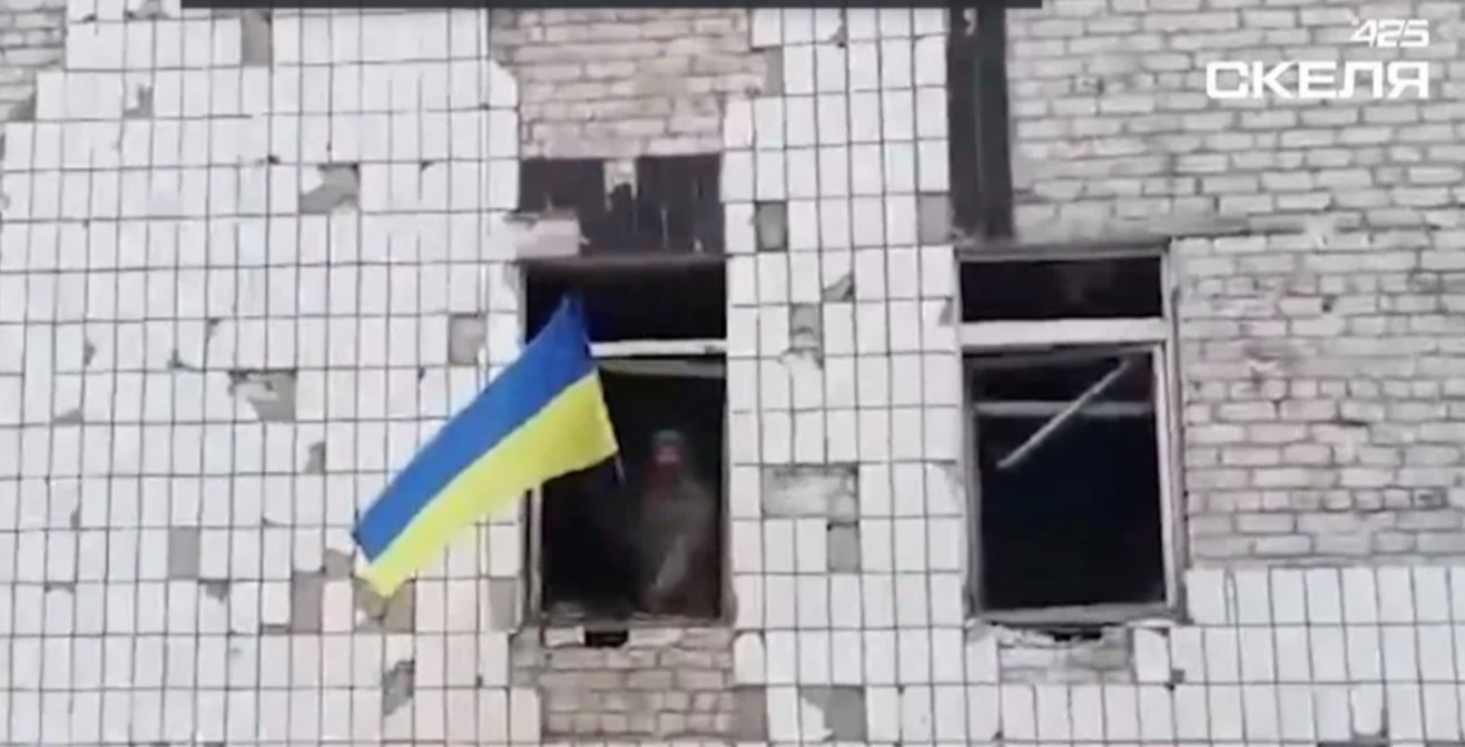Бійці полку «Скеля» зачистили центр Костянтинівки та підняли український прапор Бійці полку «Скеля» зачистили центр Костянтинівки та підняли український прапор