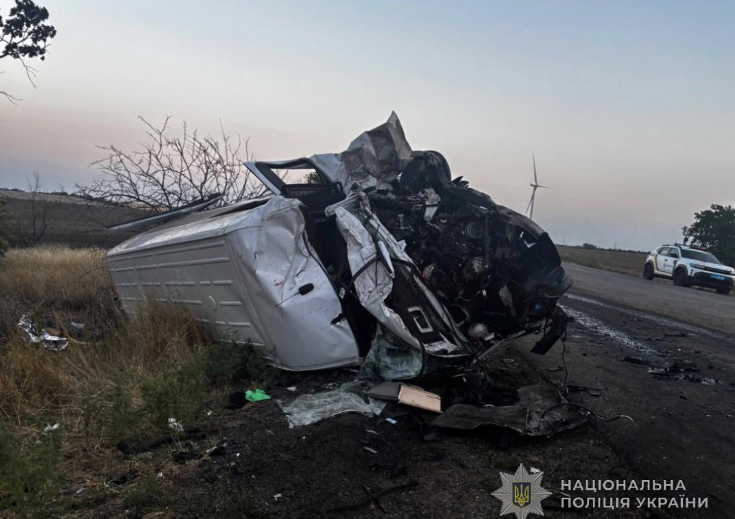 На трасі Одеса Миколаїв фургон врізався у два мікроавтобуси, троє загиблих На трасі Одеса Миколаїв фургон врізався у два мікроавтобуси, троє загиблих