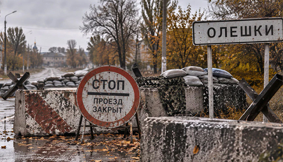 Крок в крок: люди ризикують йти з Олешків замінованою 25-кілометровою дорогою, – начальниця МВА Крок в крок: люди ризикують йти з Олешків замінованою 25-кілометровою дорогою, – начальниця МВА