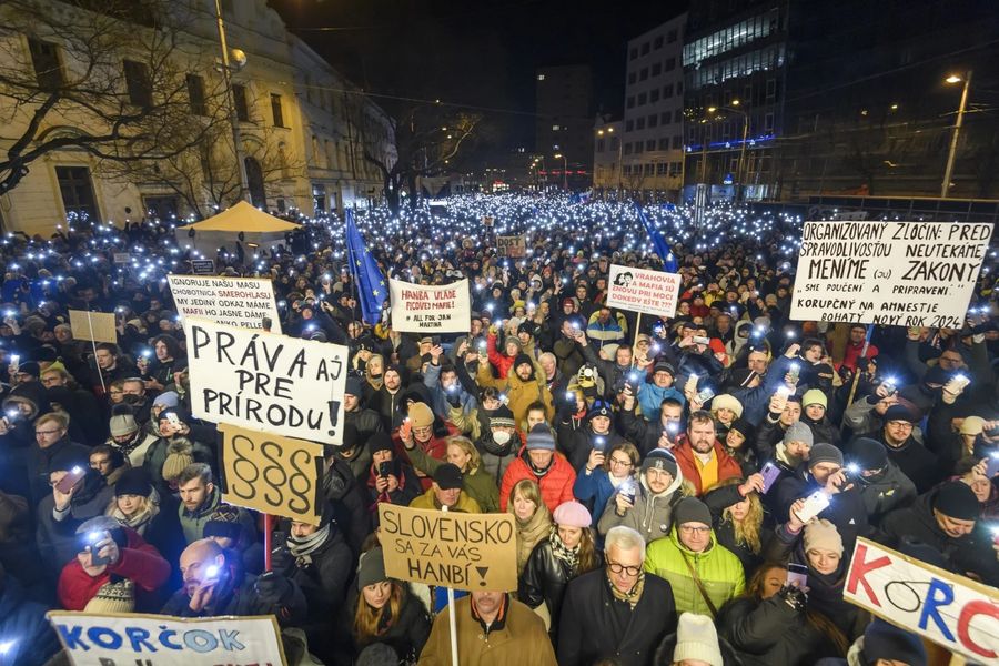У Словаччині десятки тисяч людей вийшли на протести проти уряду проросійського прем'єра Фіцо. ФОТО