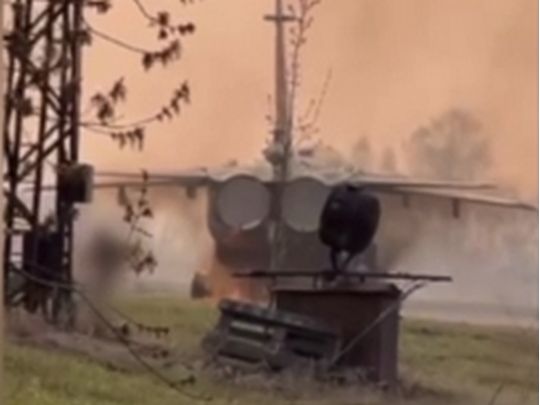 «Війна має бути закінчена»: партизани спалили військовий літак на аеродромі в Новосибірську. ВІДЕО