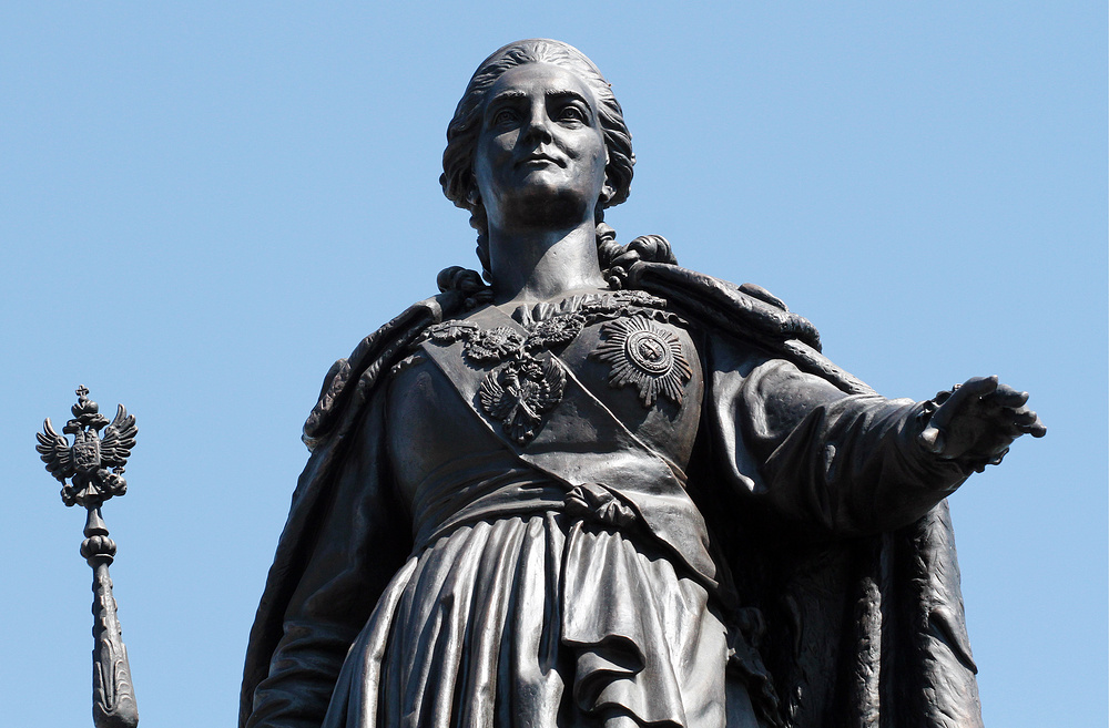 В Симферополе треснул установленный оккупантами памятник Екатерине II