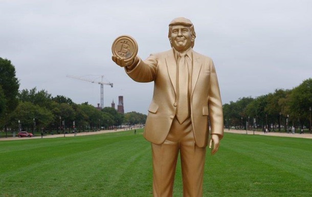 У Вашингтоні встановили "золоту" статую Трампа