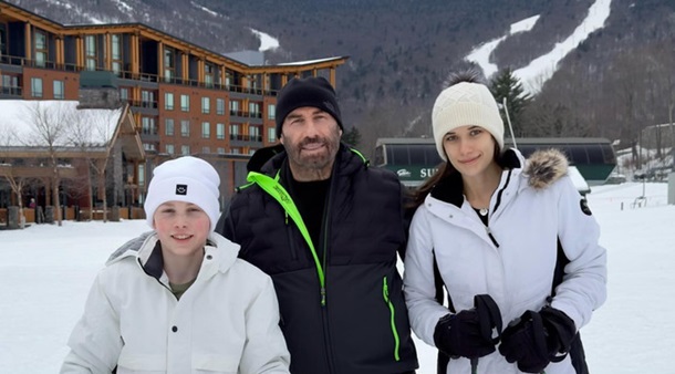 Онука Елвіса Преслі є біологічною матір'ю сина Джона Траволти - People