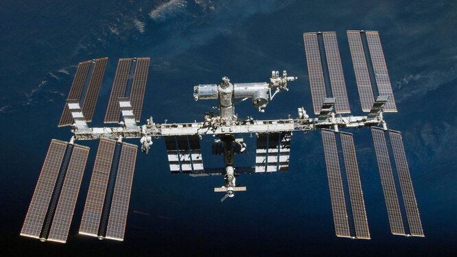 Розвалився на понад 100 частин: астронавти МКС були змушені годину сидіти в укритті через російський супутник