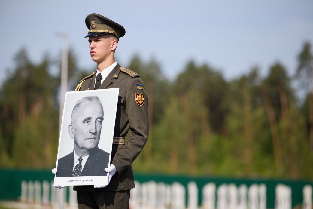 "Полковник Андрій Мельник повернувся в Україну іншу: не ту, яку змушений був залишити, а ту, про яку мріяв", - Зеленський