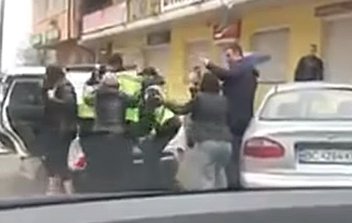 На Львівщині жінки напали на поліцейських, які зупинили п'яного водія. ВІДЕО