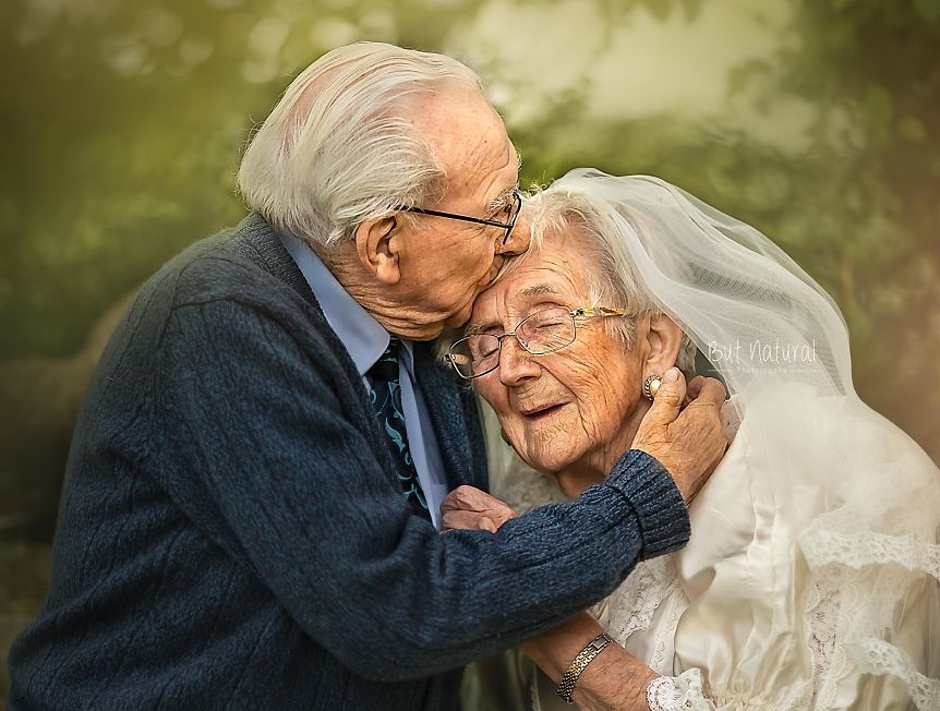 Фотограф сняла красивую пожилую пару, чтобы показать – любовь вечна