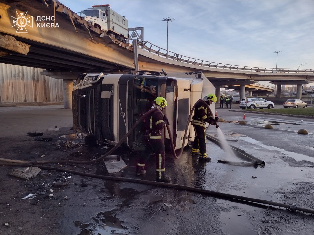 У Києві з Південного мосту злетіла вантажівка