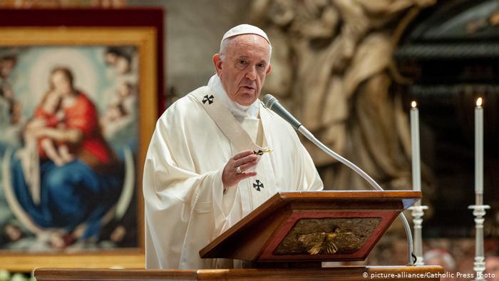Священники взбунтовались против Папы Римского из-за отказа благословлять однополые союзы