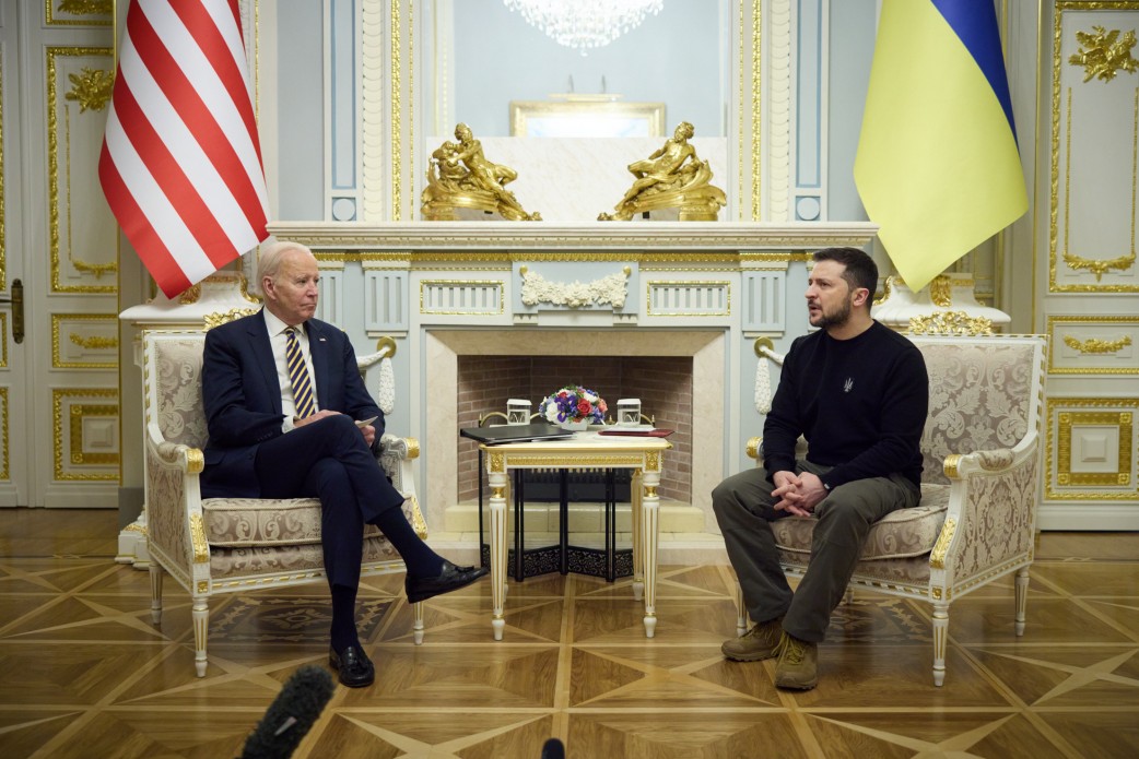 Байден вибачився перед Зеленським за затримку з постачанням Україні зброї