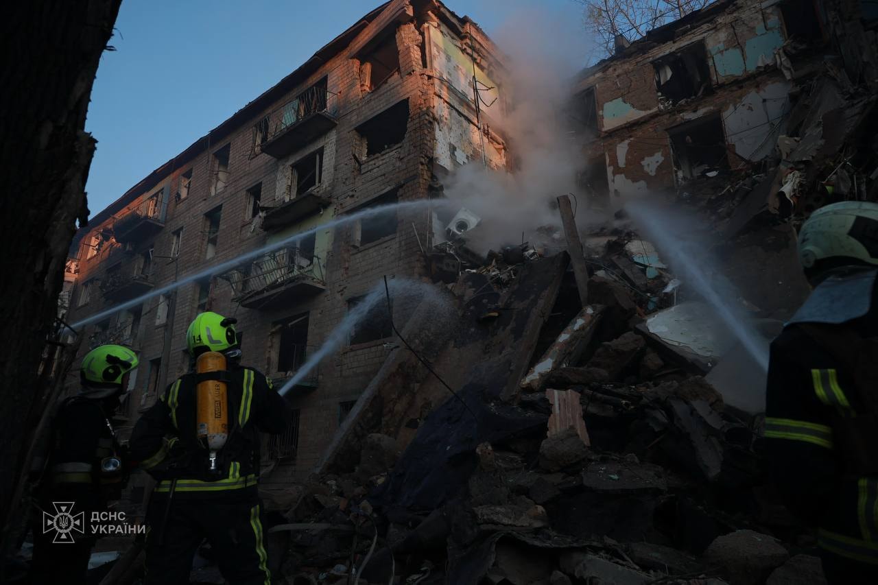 Ворог знову атакував столицю: знищено підʼїзд житлового будинку, відомо про 4 загиблих