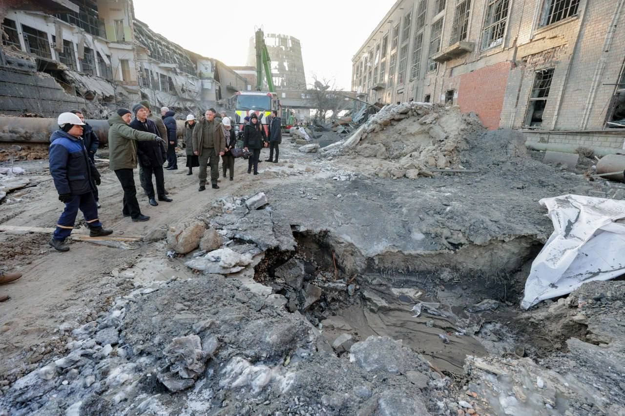 ТЕЦ-6 зруйнована, ТЕЦ-4 зупинилась: експерт описав катастрофічну ситуацію в енергетиці Києва