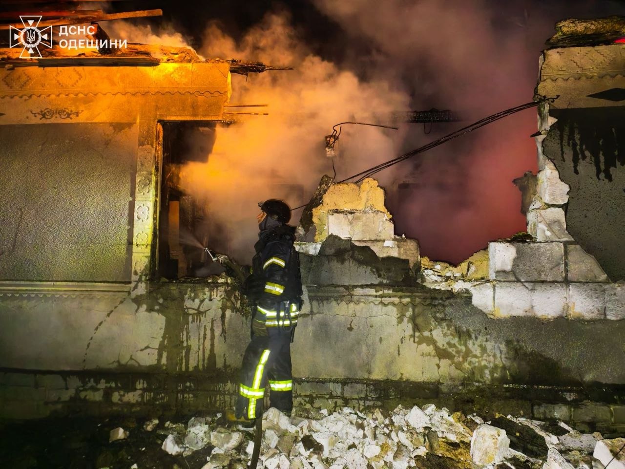 Пряме попадання в житловий будинок: Росія атакувала Одеську область, одна людина загинула. ФОТО
