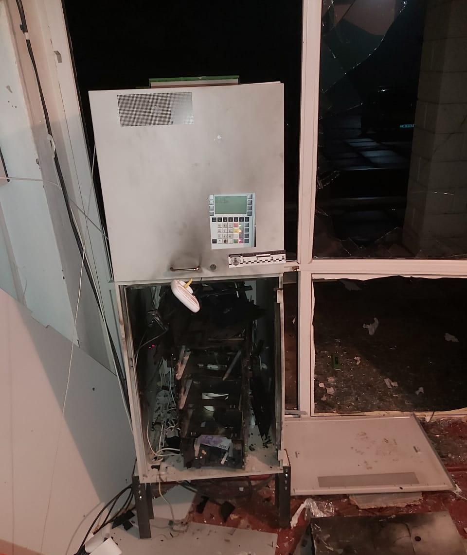 На Харківщині невідомі підірвали банкомат та викрали касети з грошима