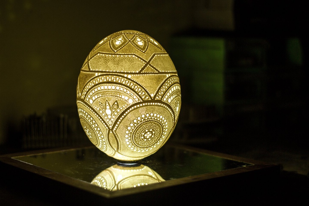 Завидное терпение: художник просверлил 46 тысяч дырочек в яйце ради мирового рекорда. ВИДЕО
