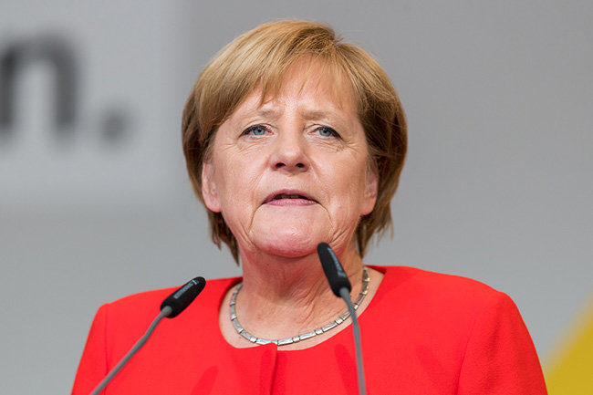 Меркель вакцинувалася від коронавірусу препаратом AstraZeneca