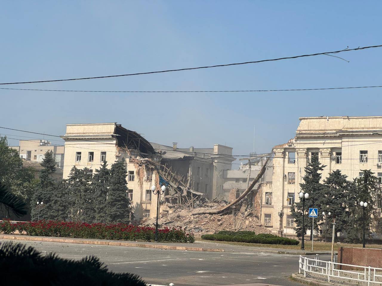 Зеленський про удар росіян по будівлі Херсонської ОДА: "Абсолютно хворі істоти"