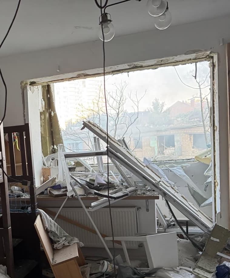 У Києві внаслідок ракетного удару РФ зруйновано квартиру Тараса та Олени Тополі