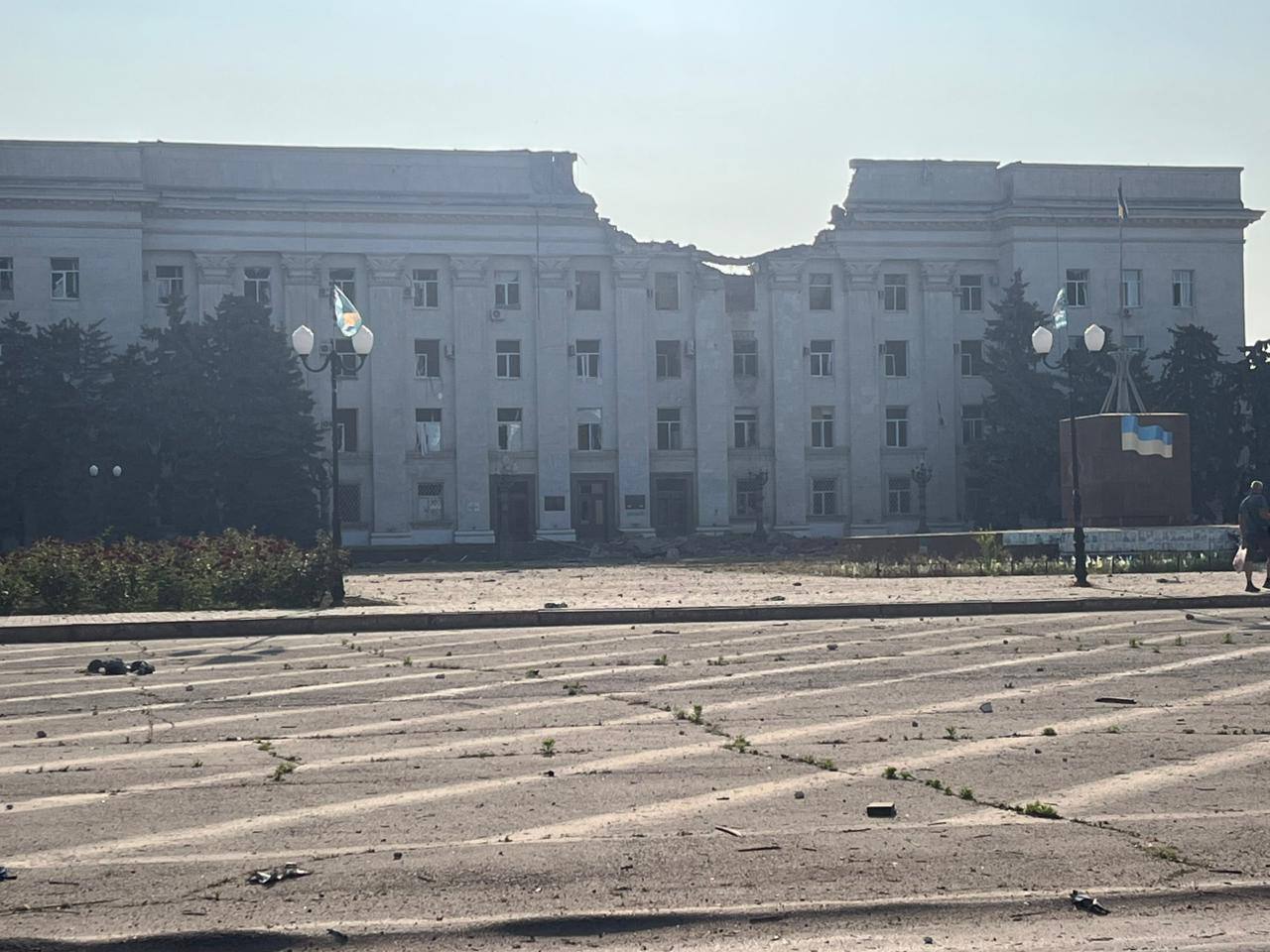 Окупанти вдарили КАБами по центру Херсона, частково зруйновано будівлю місцевої ОДА