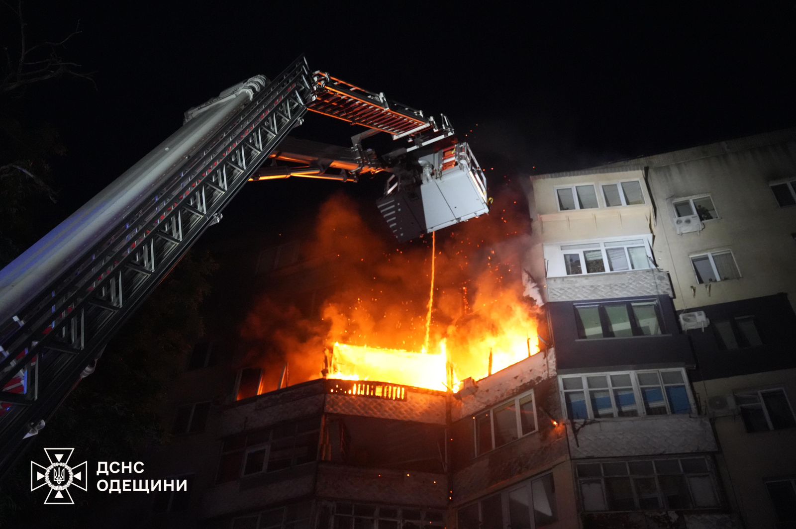 Ворог атакував Одесу: пошкоджена багатоповерхівка, виникла пожежа 