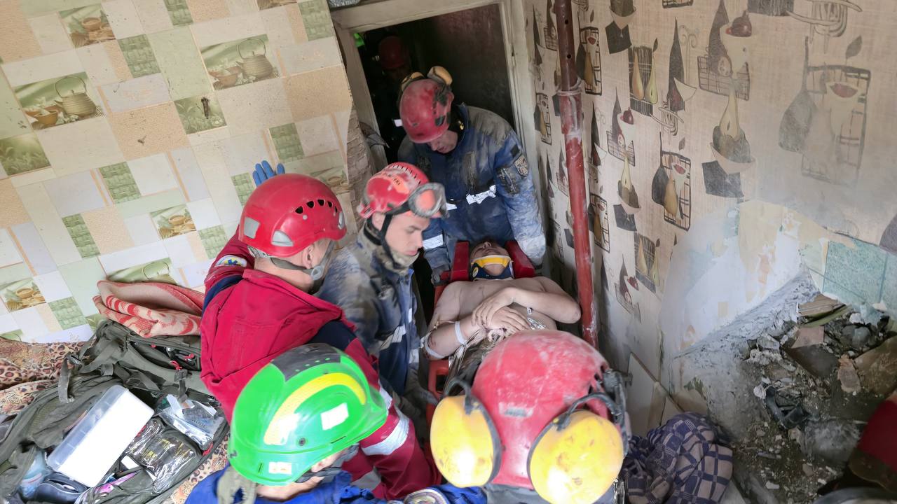 Рятувальники дістали чоловіка з-під завалів зруйнованого під’їзду в Києві. Він живий
