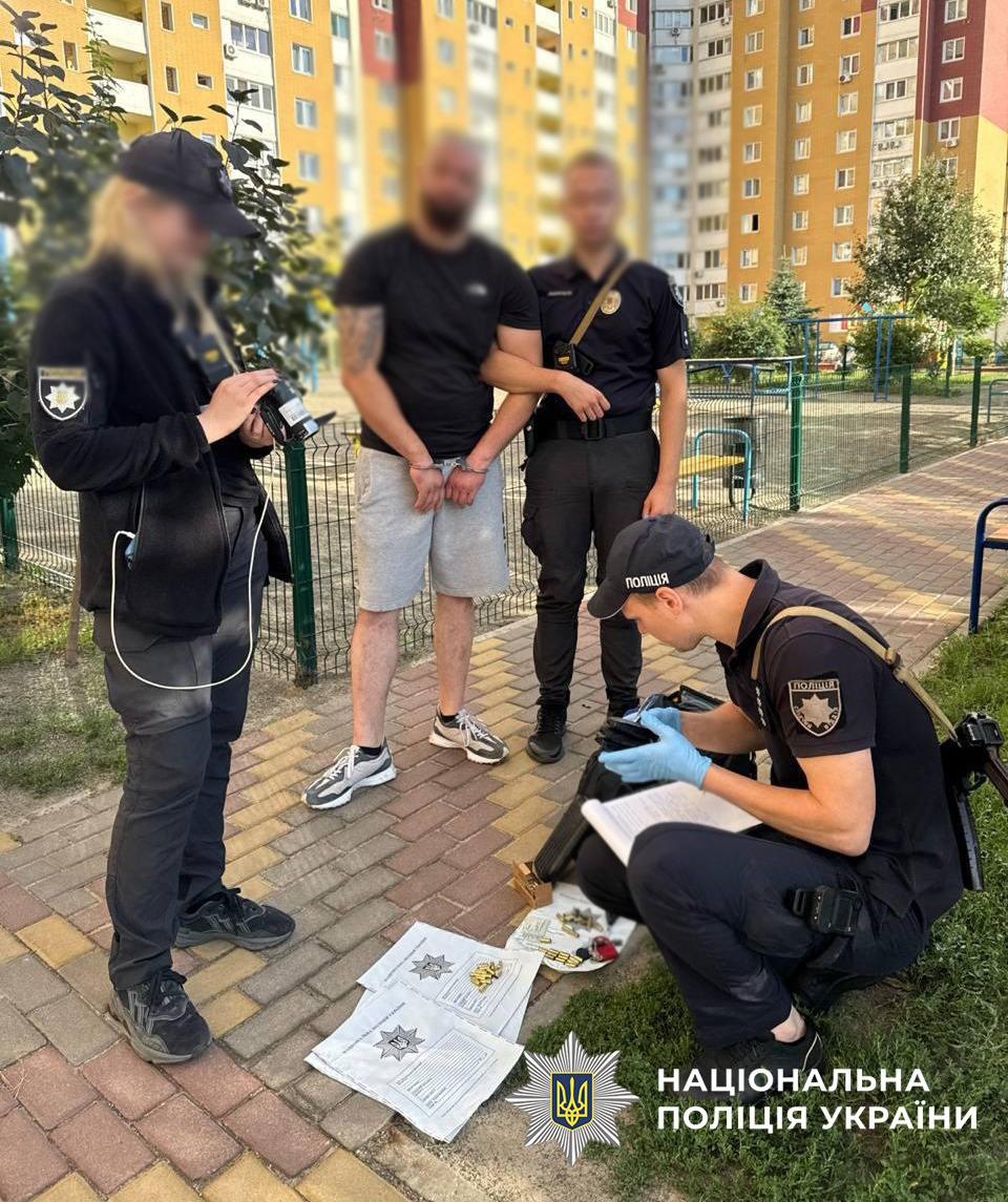 У Києві чоловік влаштував стрілянину, його затримала поліція