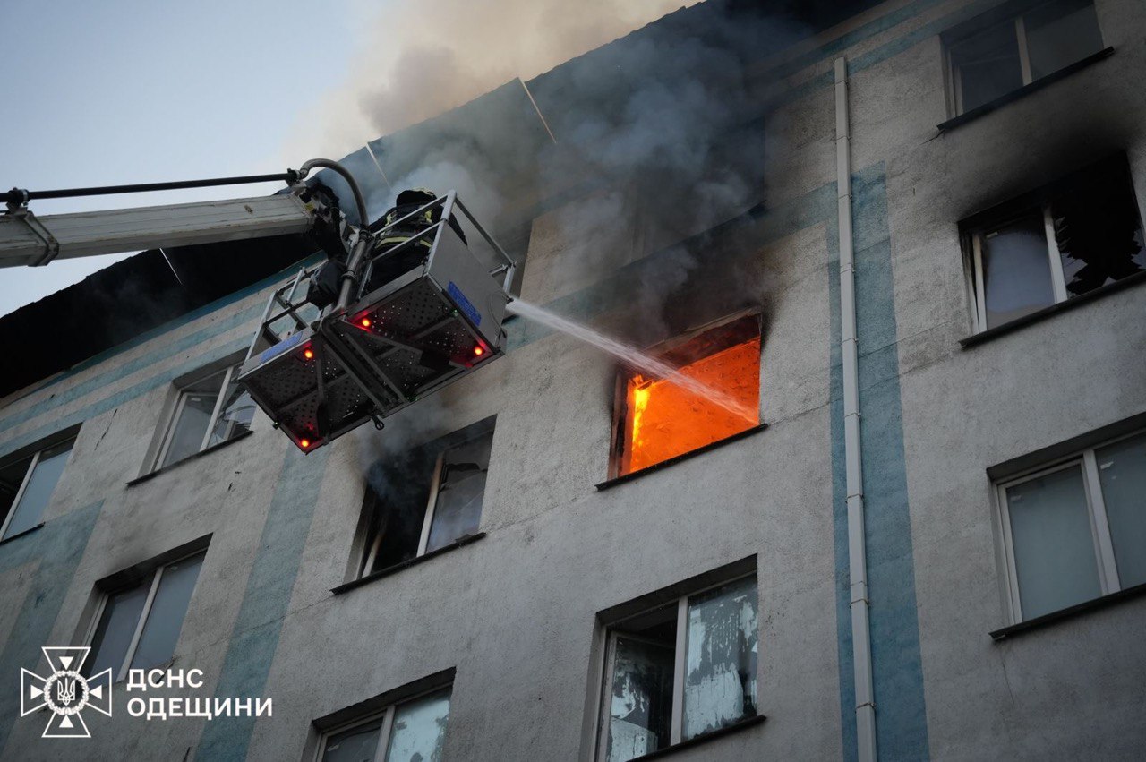 Ворог атакував Одещину безпілотниками: в ДСНС показали наслідки удару 
