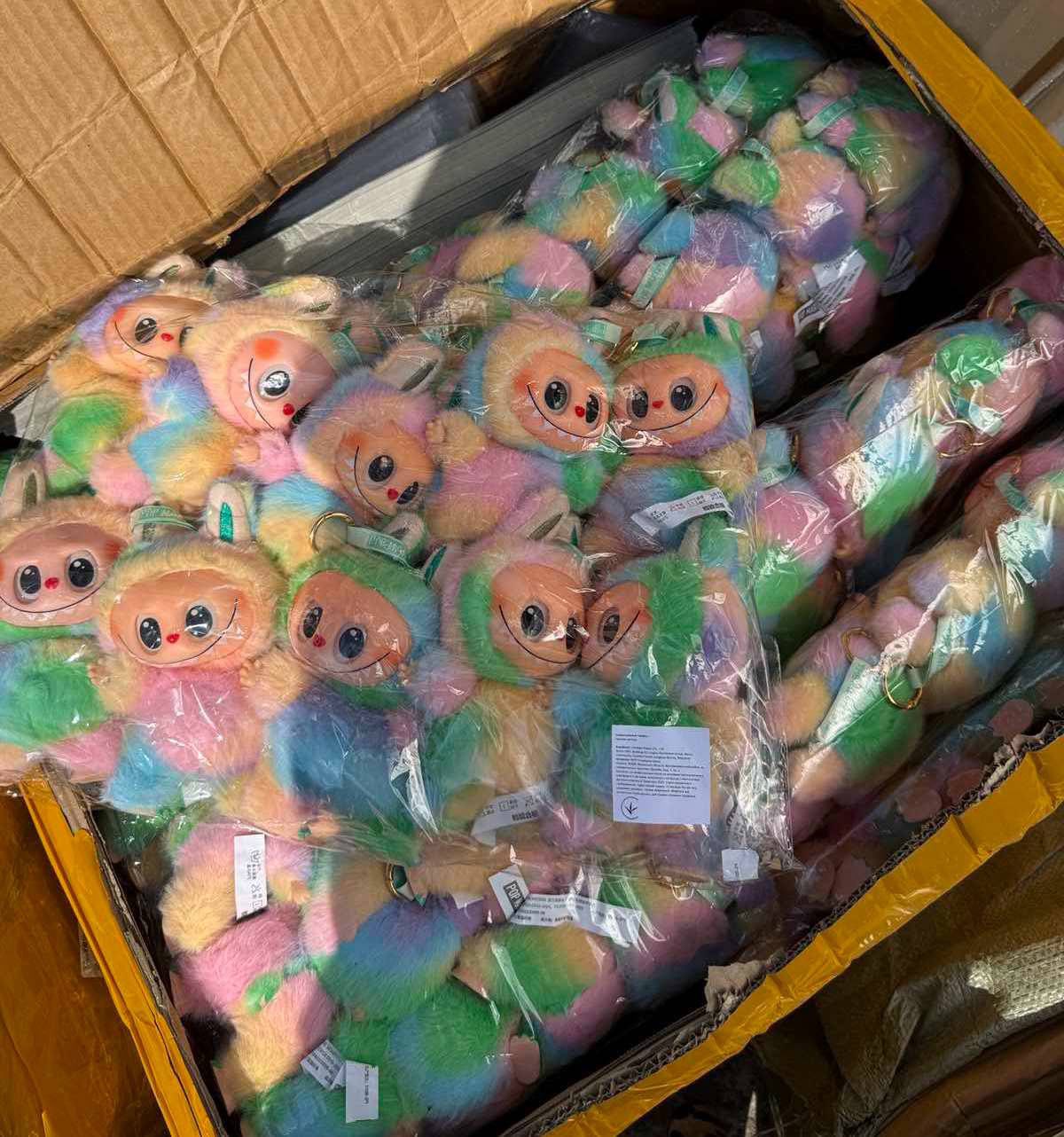 На кордоні затримали велику партію фальшивих ляльок Лабубу
