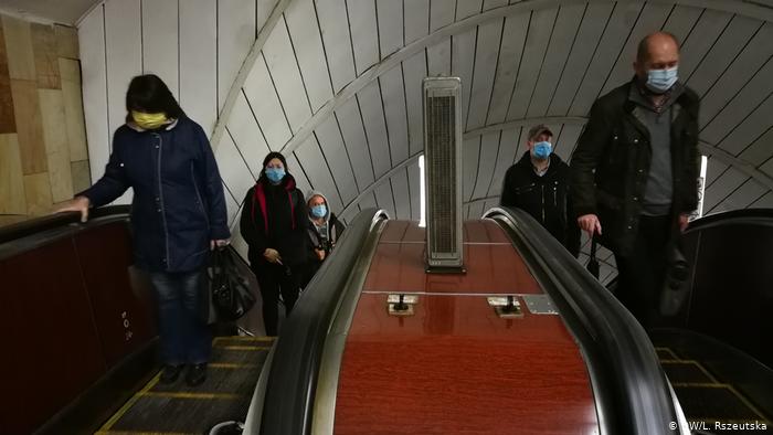 "Тільки в крайніх випадках!": лікар розповіла, чому не варто спускатися в метро