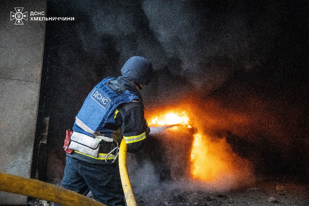 Ворог двічі обстріляв Хмельниччину: під завалами шукають людину