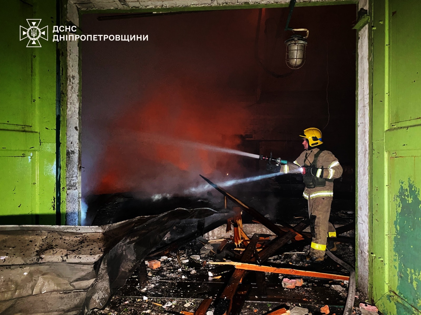 Ворог атакував Дніпро дронами, виникли пожежі 