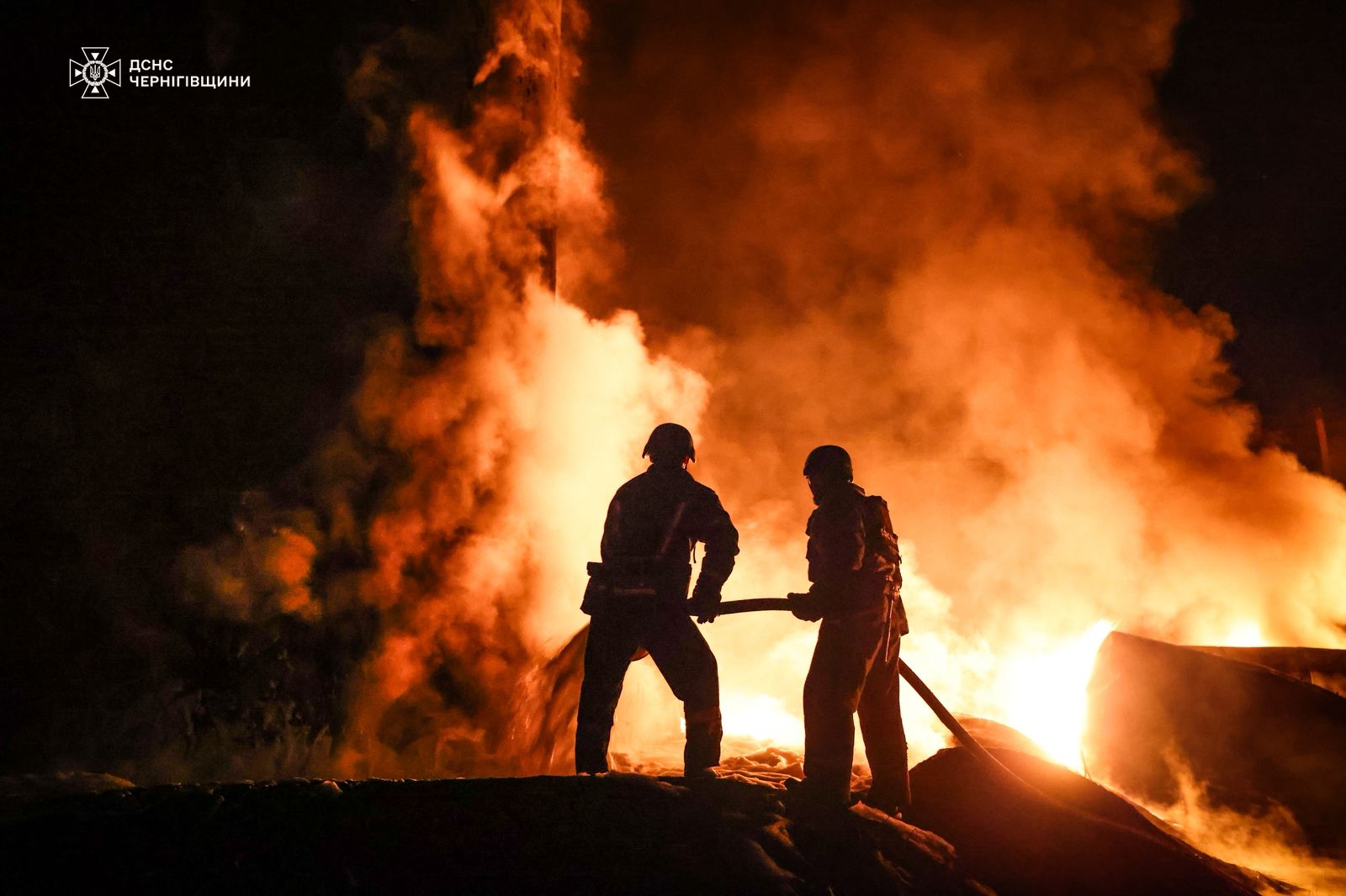 Росіяни вдарили по рятувальниках, які ліквідовували пожежу на об’єкті критичної інфраструктури у Ніжинському районі 