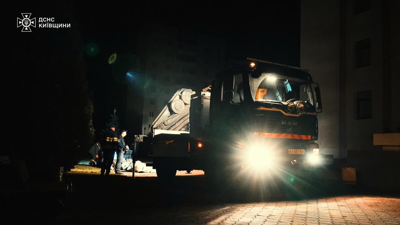 Після російської атаки у Славутичі більшість будинків досі залишаються без світла
