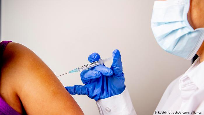 Чому українські медики не хочуть вакцинуватися? Розповідь лікаря, який пропагує доказову медицину