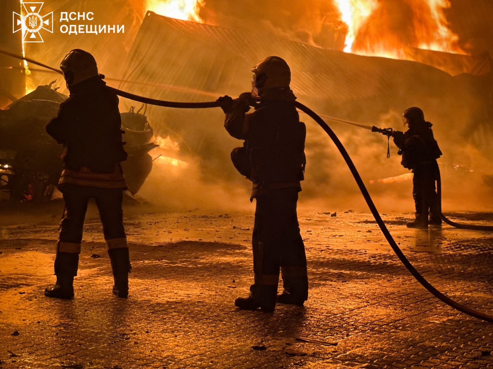 Ворог обстріляв Одещину: виникли масштабні пожежі 